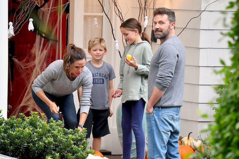 jennifer garner helping ben affleck