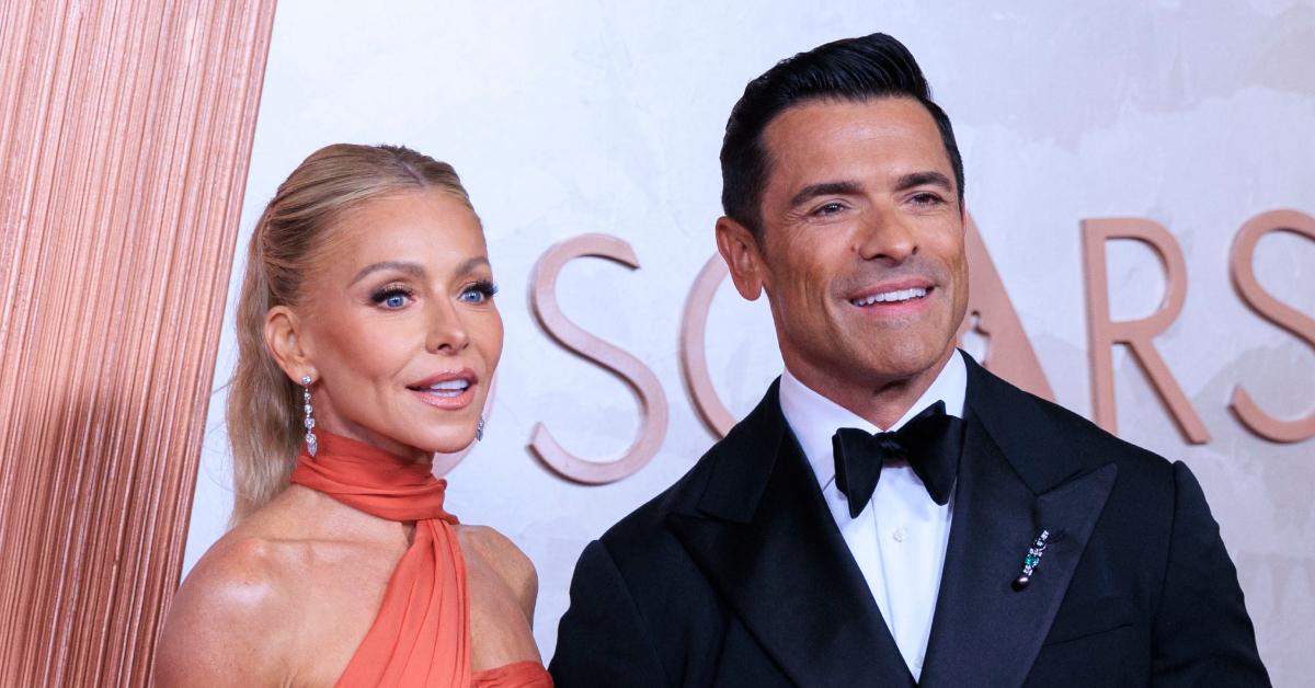 Photo of Kelly Ripa and Mark Consuelos.