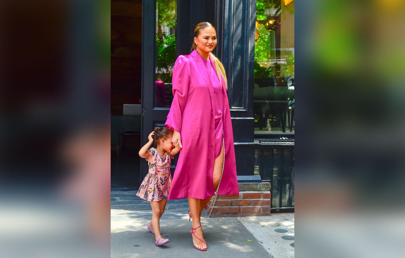 Chrissy Teigen & daughter Luna