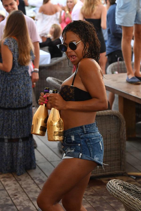 MILIAN Christina Drinkiing Beach Club St Tropez 300717 XTF012 EXCL