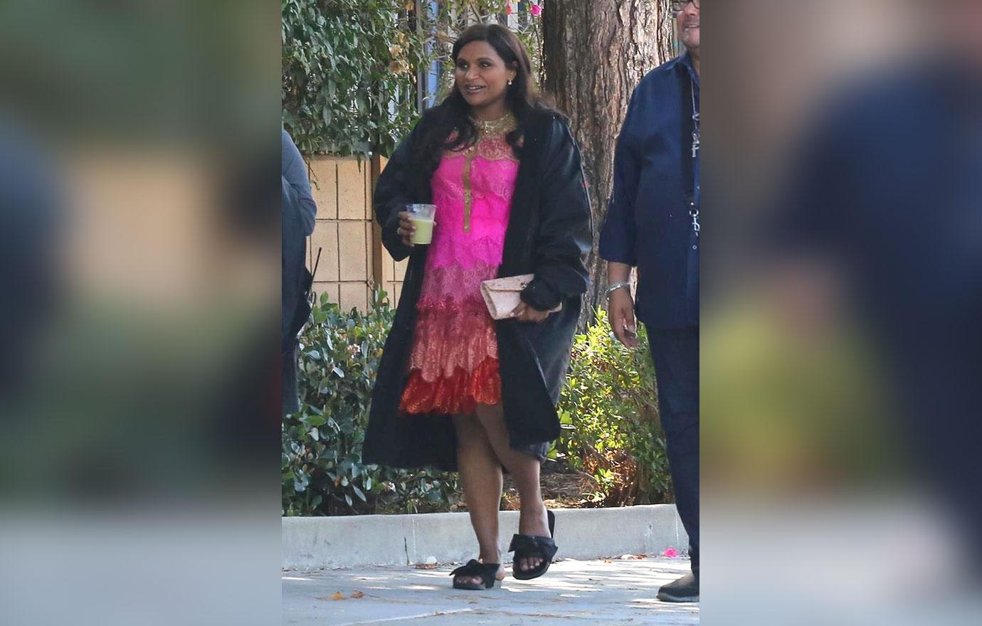 mindy kaling baby bump mindy project pics 05