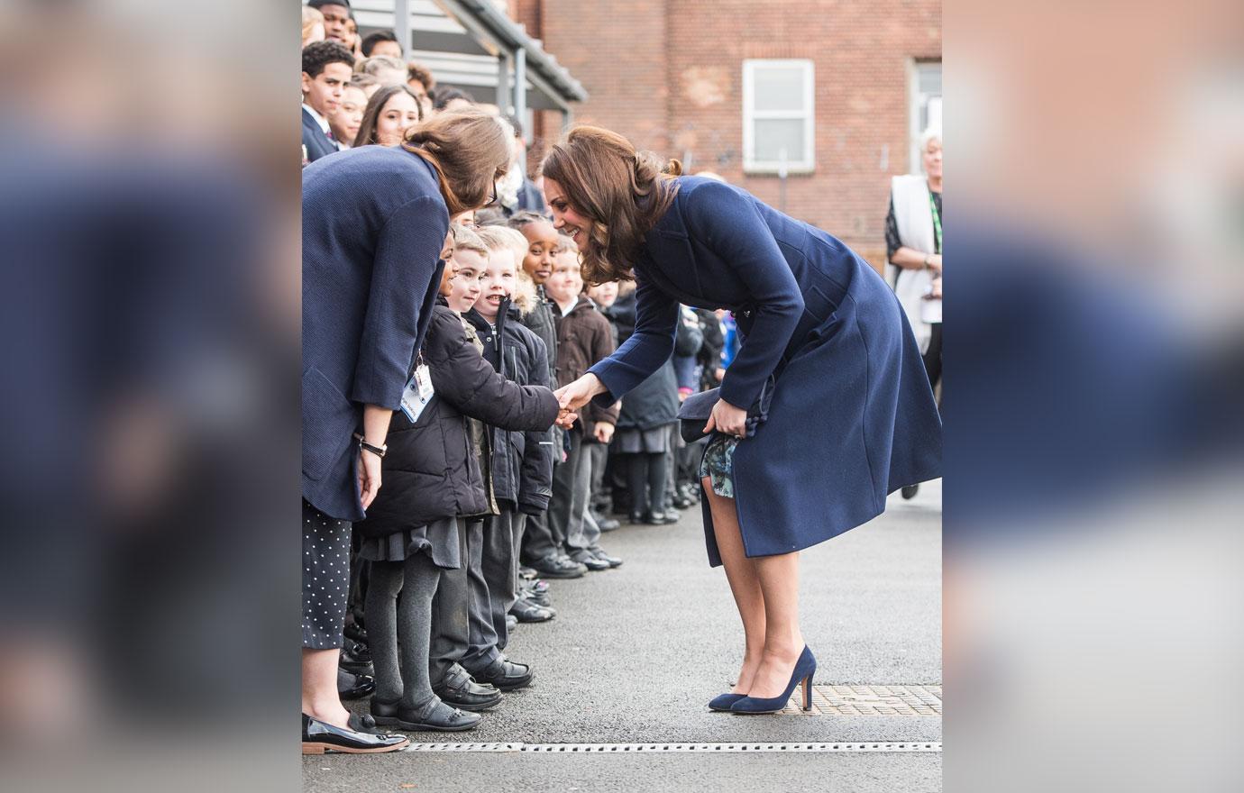 pregnant kate middleton petting puppy pics 06