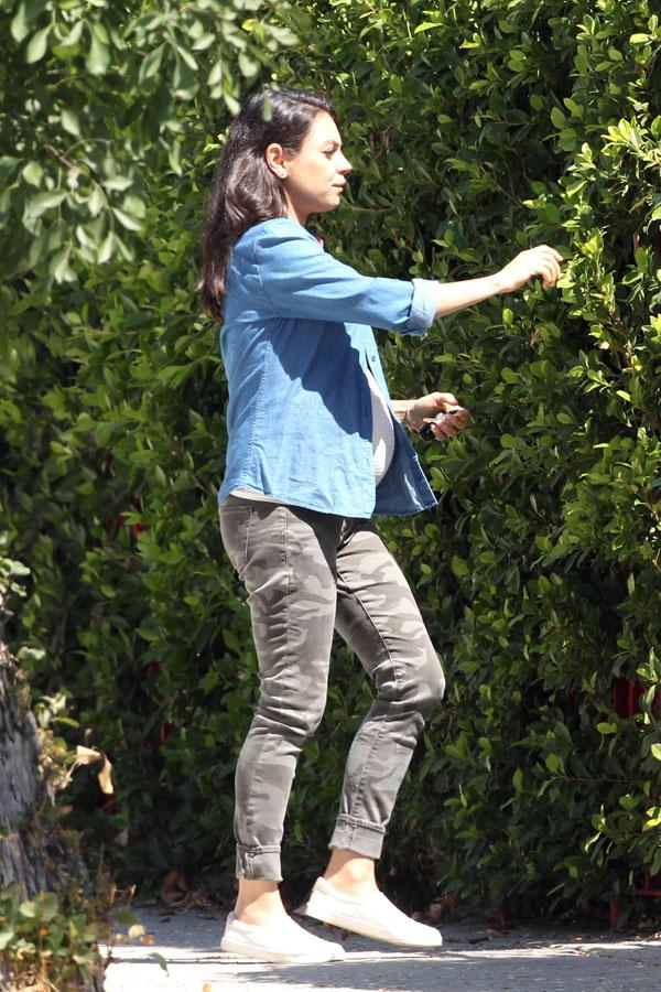 mila kunis baby bump pregnant