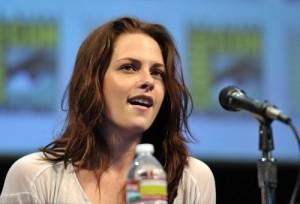 2011__07__Kristen_Stewart_July21newsbt 300×204.jpg