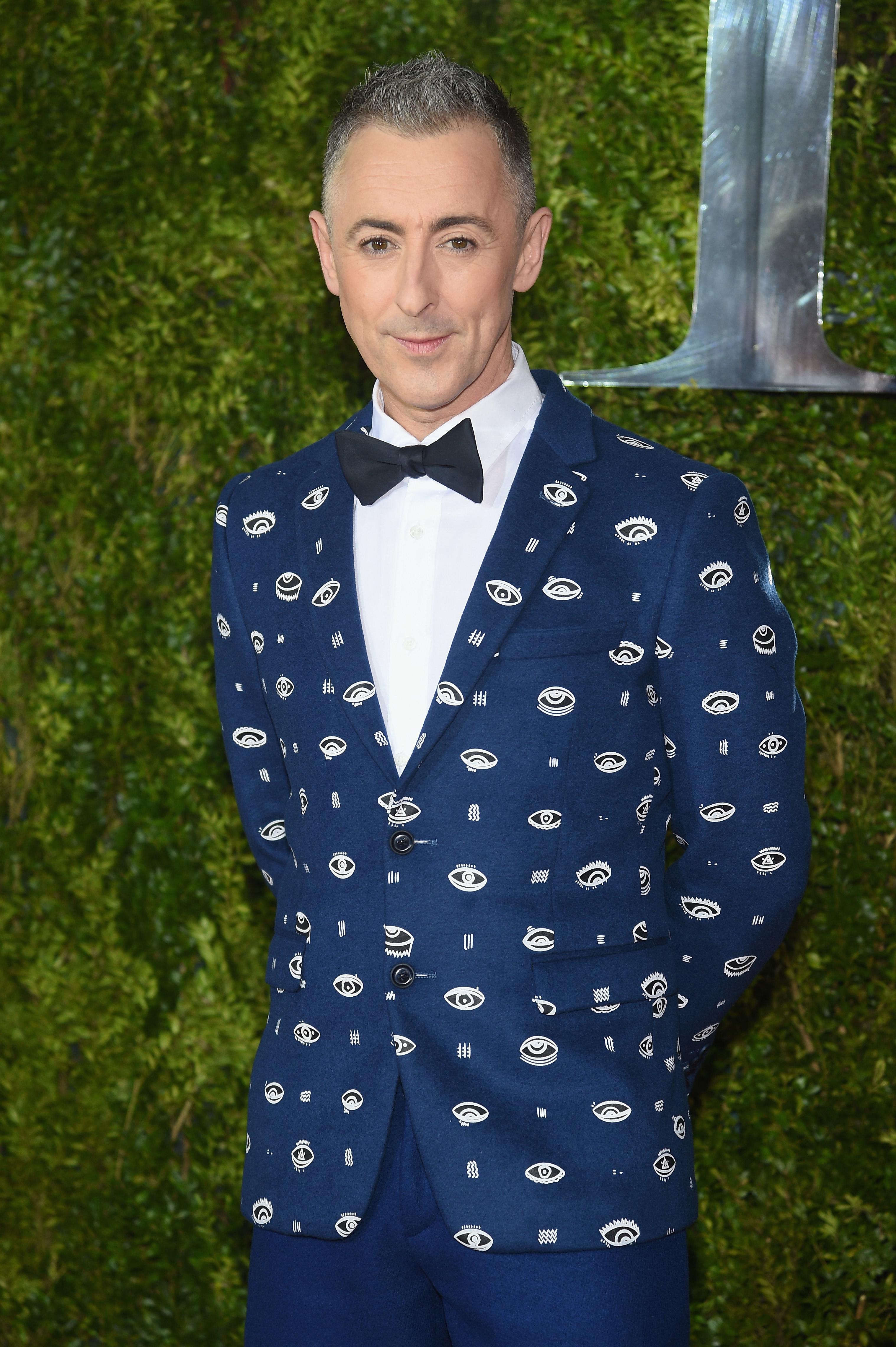 Alan cumming tony awards 2015 navy short suit