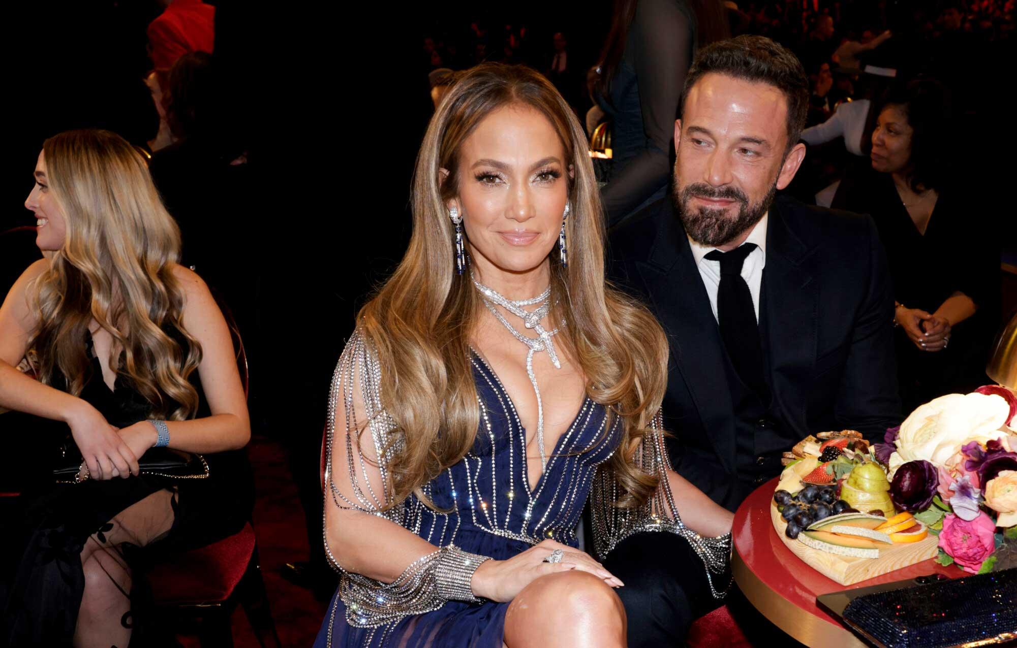 body language expert jennifer lopez control ben affleck grammy moment