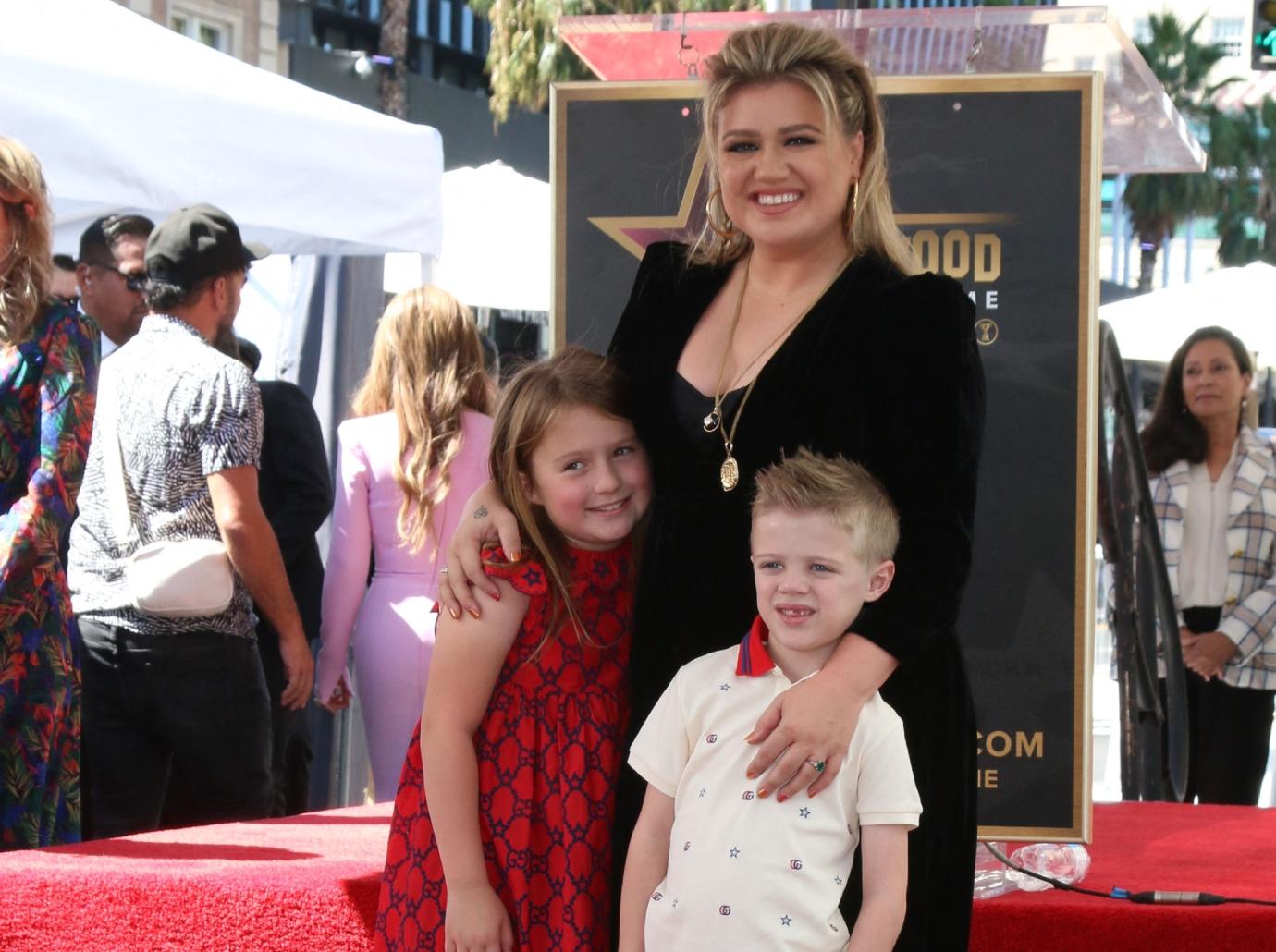 kelly clarkson cries hospitalized twice pregnancies abortion ban