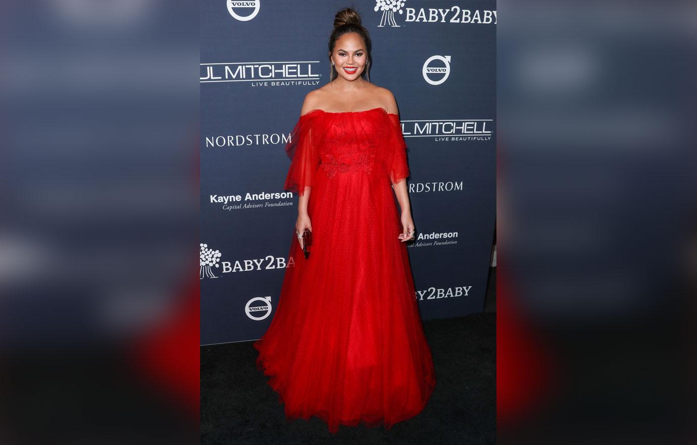 Chrissy teigen baby bump