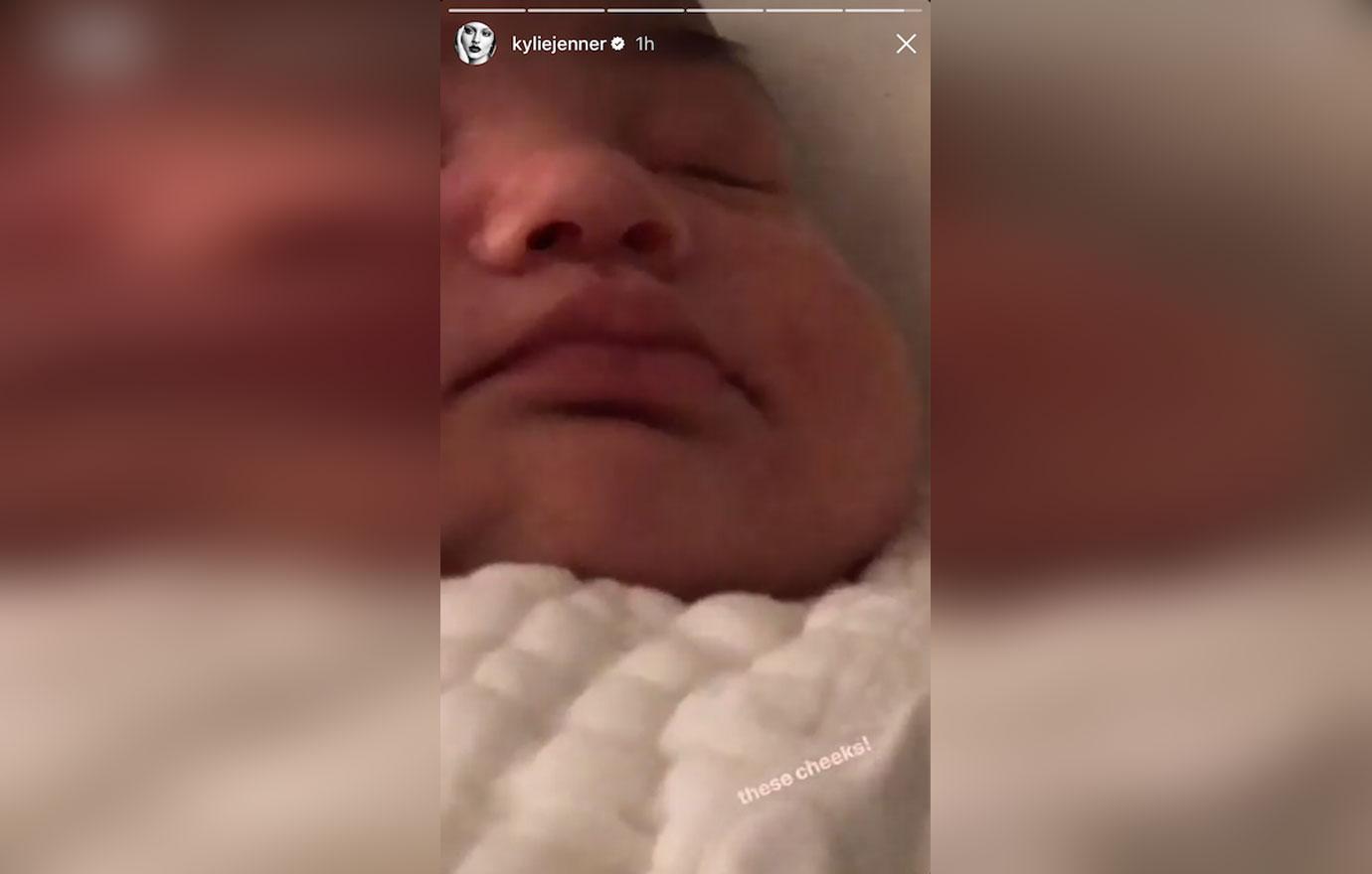 kylie jenner daughter stormi cheeks pic 01