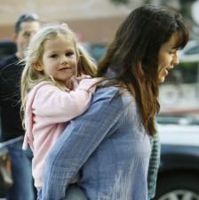 2010__02__Violet_Affleck_Jennifer_Garner_Feb10newsne 224×225.jpg