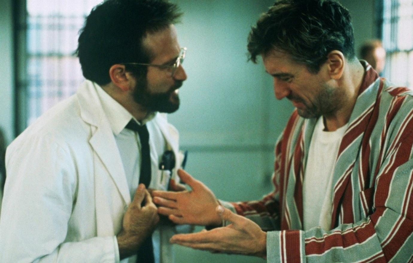 Robin Williams wore a doctor’s white coat, white dress shirt and black tie when he talked to Robert De Niro, in a hospital robe, in Awakenings.