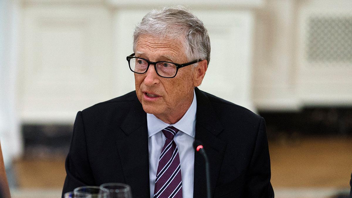 Photo of Bill Gates apologized to his employees since his 'mistakes' may take a toll on his organizations.