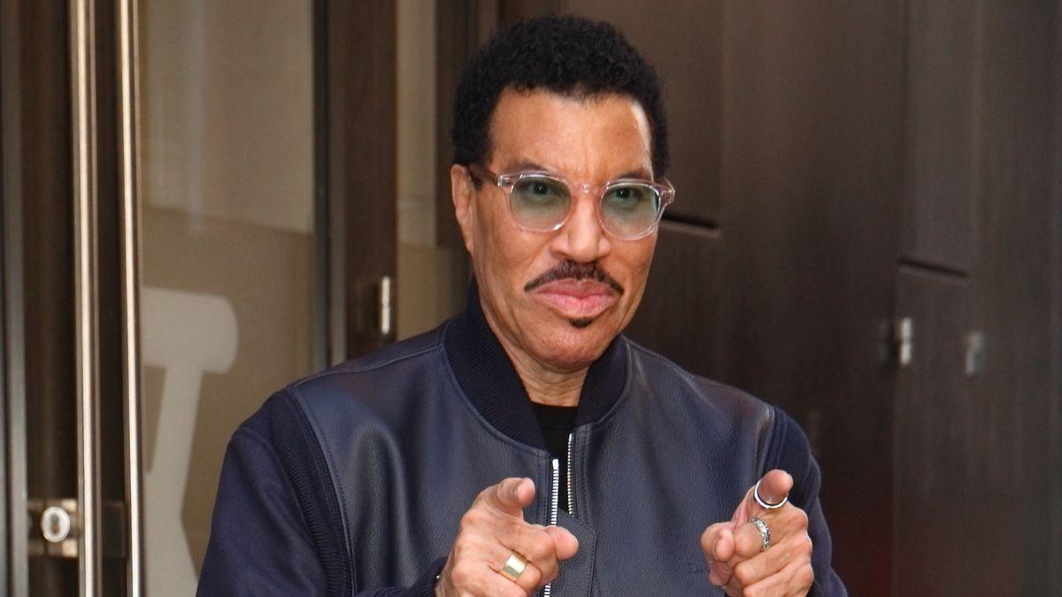 image of Lionel Richie cut his June 24 concert short after telling fans he was feeling 'dizzy' and 'strange.'
