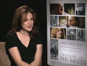 2010__10__Kristen_Stewart_Oct21newsne 300×228.jpg