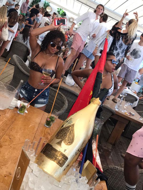 MILIAN Christina Drinkiing Beach Club St Tropez 300717 XTF009 EXCL