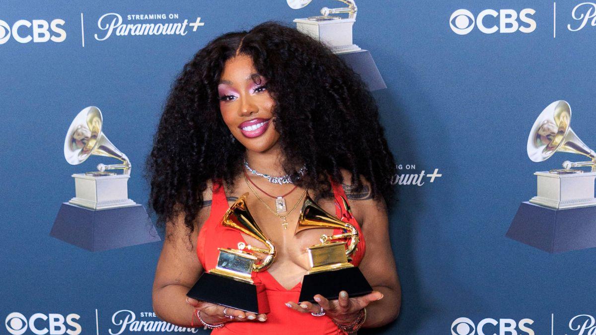 Image of SZA performed an acoustic ‘Snooze’ alongside Justin Bieber during the set.