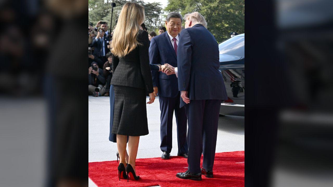Photo of Experts paid close attention to the handshakes. 