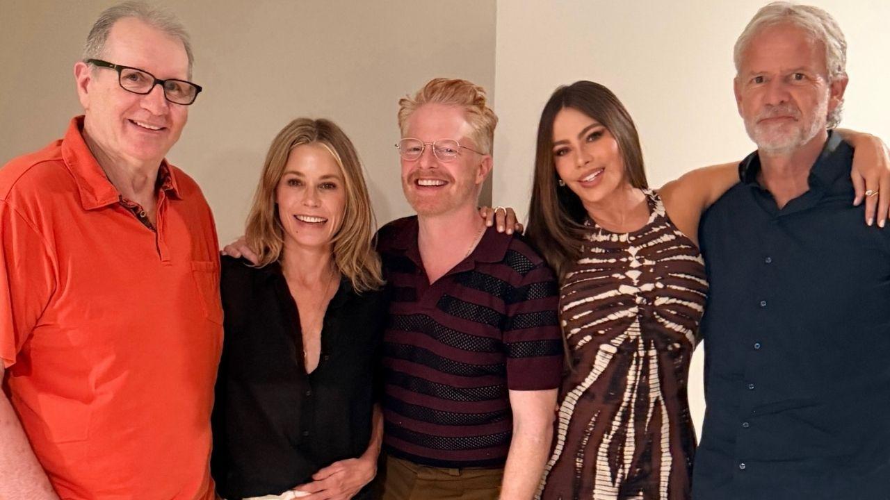 Image of Sofía Vergara enjoyed a dinner reunion with Ed O’Neill, Julie Bowen and Jesse Tyler Ferguson.