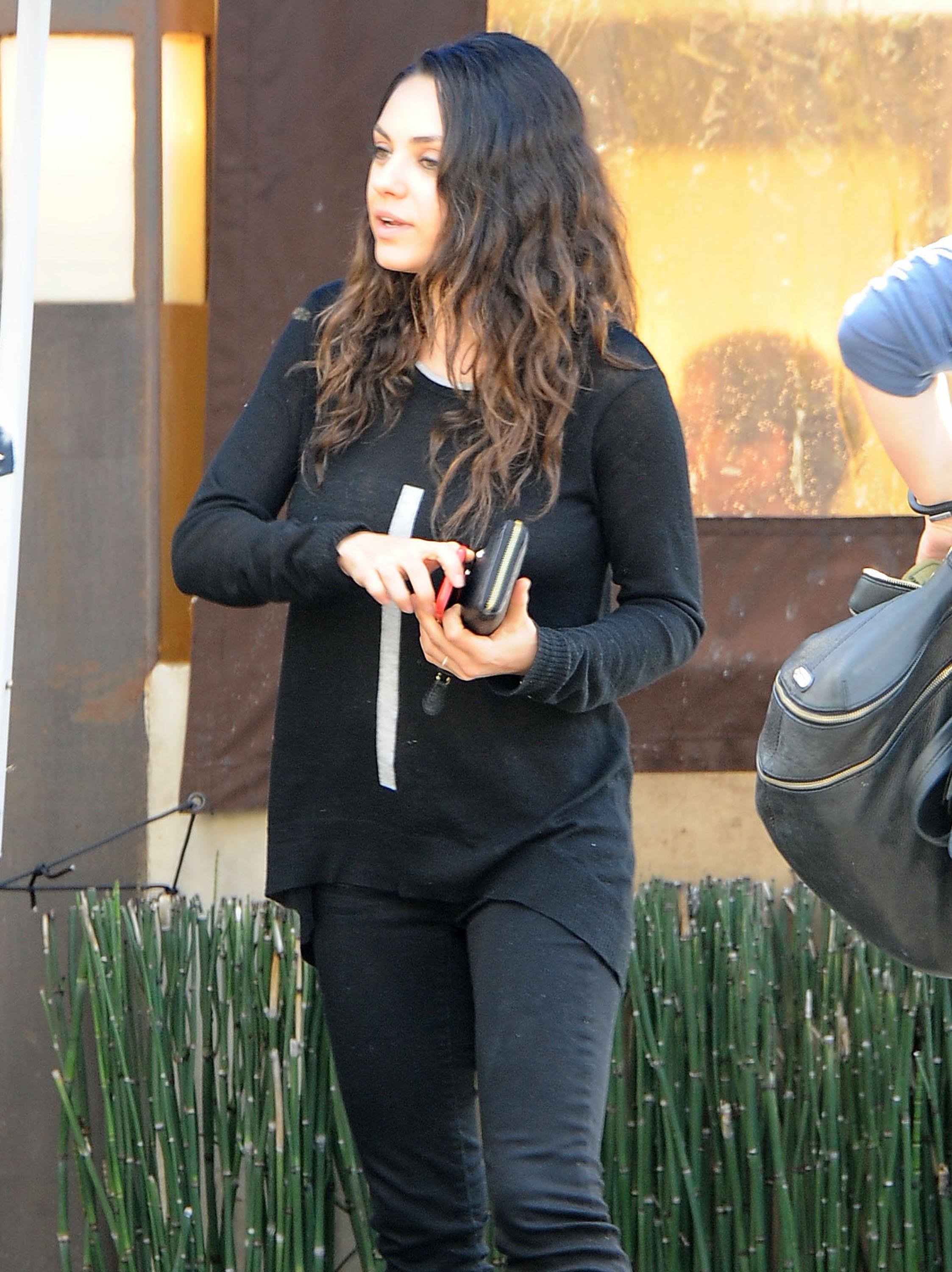 Exclusive&#8230; Mila Kunis Out For Lunch With Friends