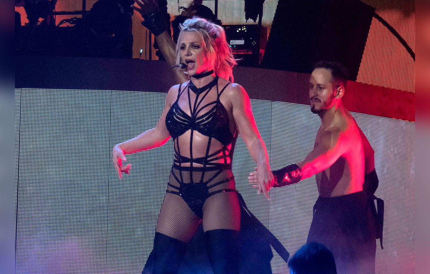 Britney Spears Talks In An English Accent During London Performance 8917