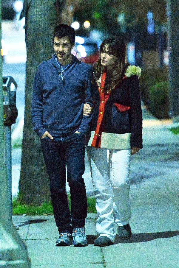 Zoey Deschanel pregnant dinner 01