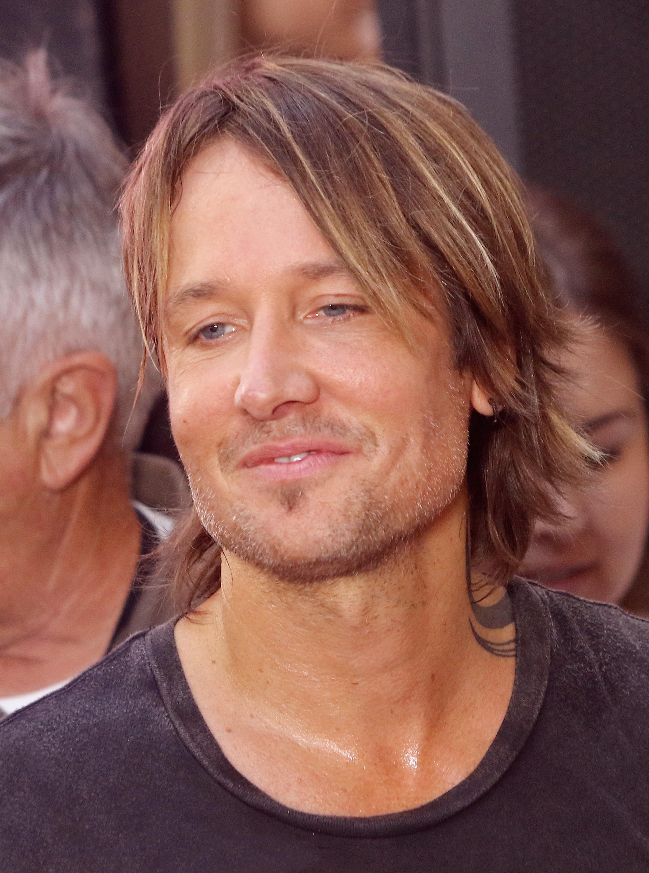 Keith Urban Is Wearing Wigs To Hide His Hair Loss Despite Team s