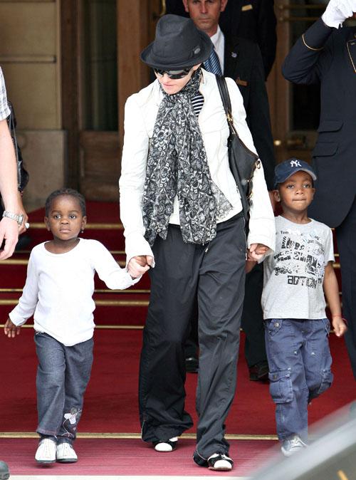 2009__07__fp_3254358_ang_madonna_kids_071009.jpg