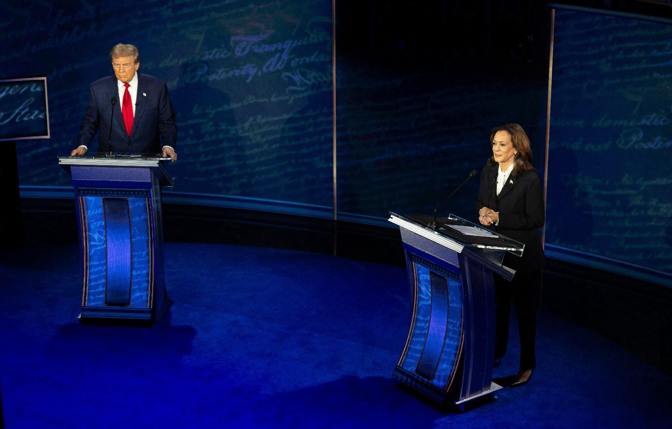 deranged donald trump spewing conspiracy theories kamala harris debate