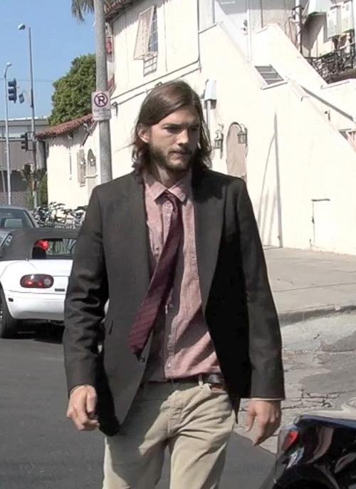 2011__09__ashton kutcher sept30 1886486_ _1.jpg