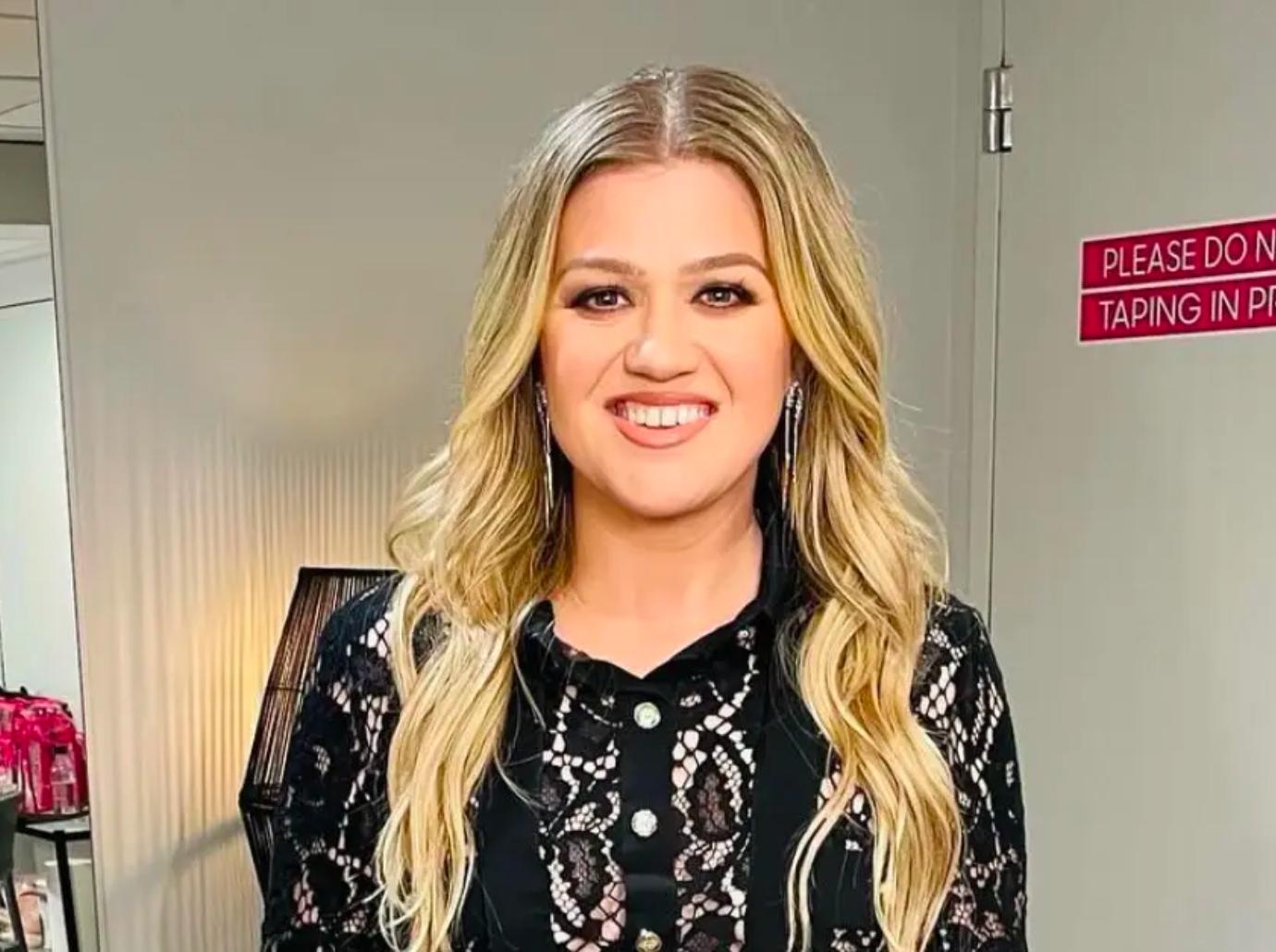 mario lopez nyc looks great kelly clarkson move