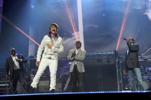 2011__09__Justin Bieber Boyz II Men Sept15ne 300×198.jpg