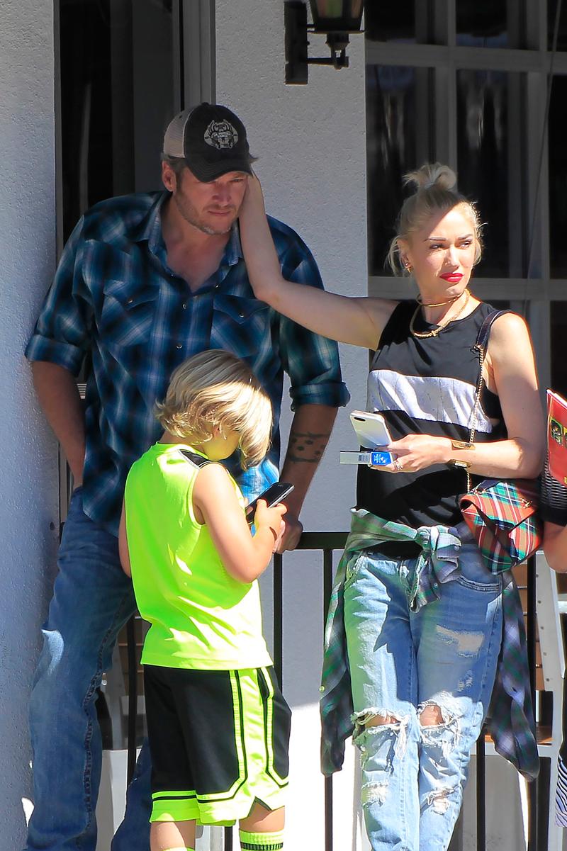 *EXCLUSIVE* Gwen Stefani caresses Blake Shelton while out to breakfast with the boys