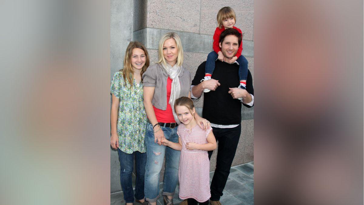 Image of Jennie Garth shares three daughters with her ex-husband Peter Facinelli.