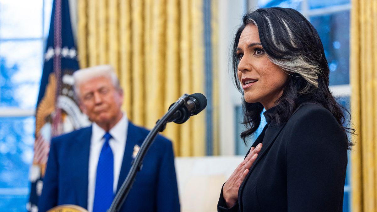 Image of Tulsi Gabbard informed Donald Trump of her resignation in the Oval Office on Friday, May 22.