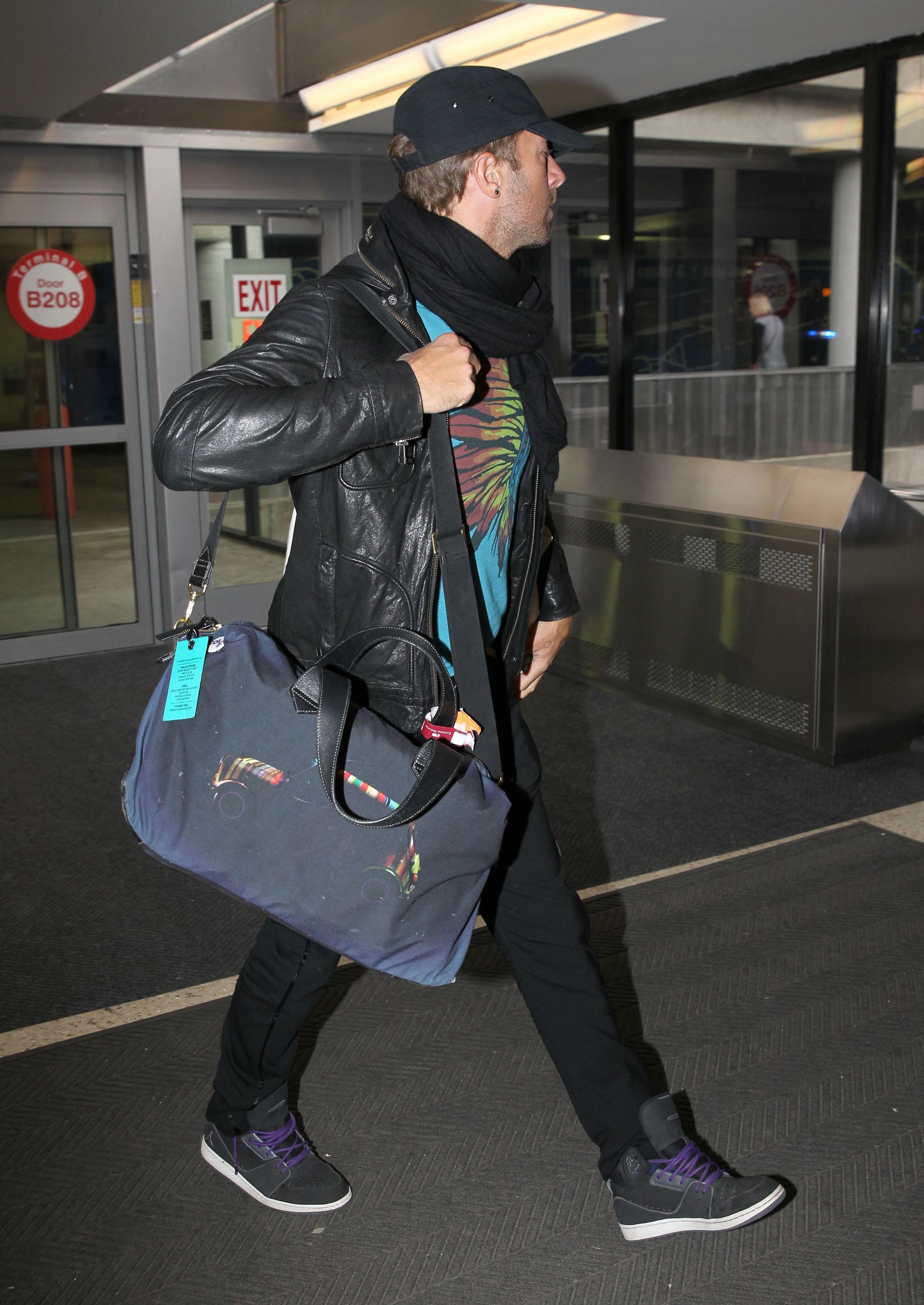 Exclusive&#8230; Chris Martin Flies Home After Romantic Easter Weekend With Jennifer Lawrence &#8211; ADD WEB FEES