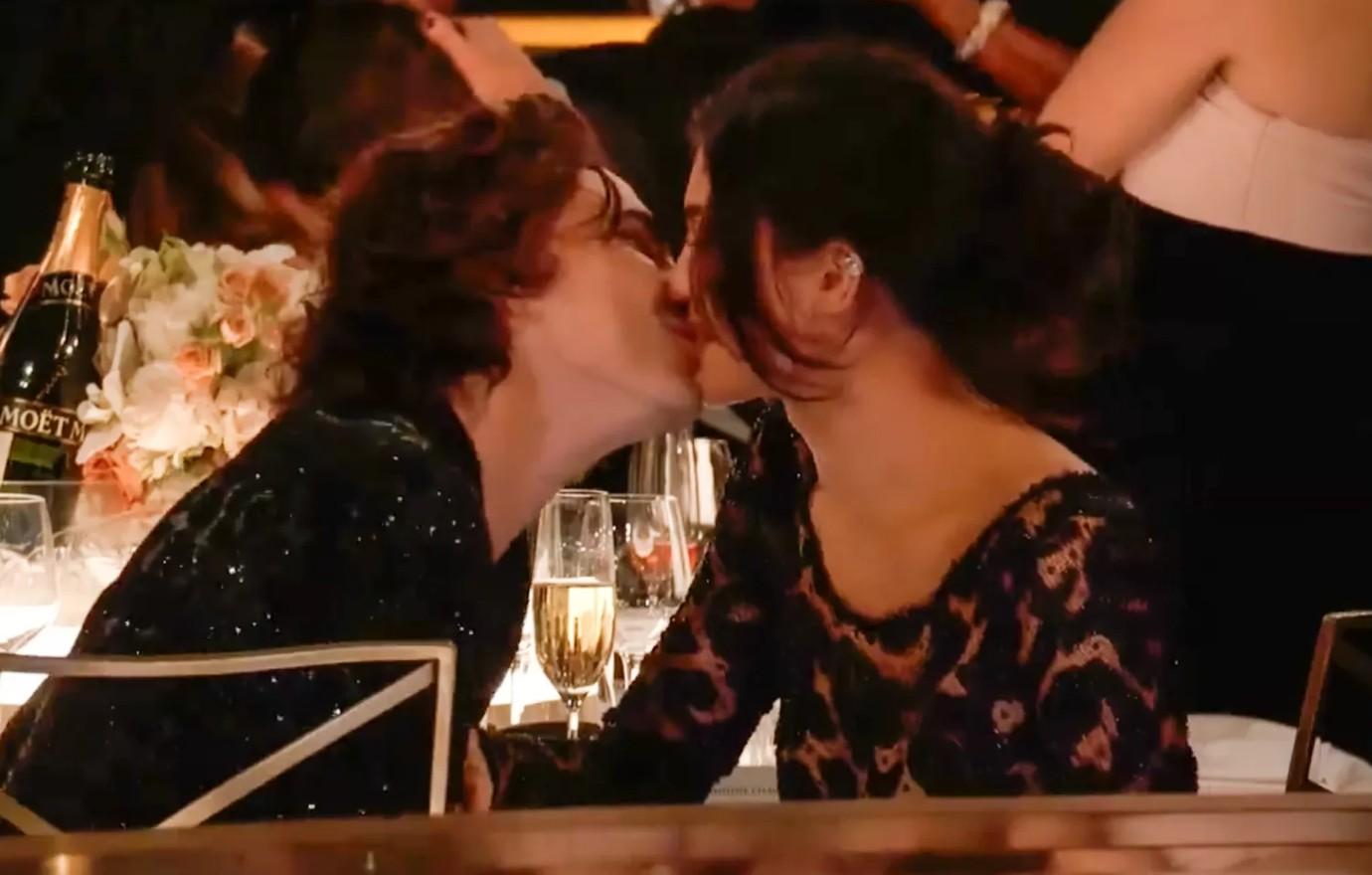 kylie jenner golden globes kiss timothee chalamet