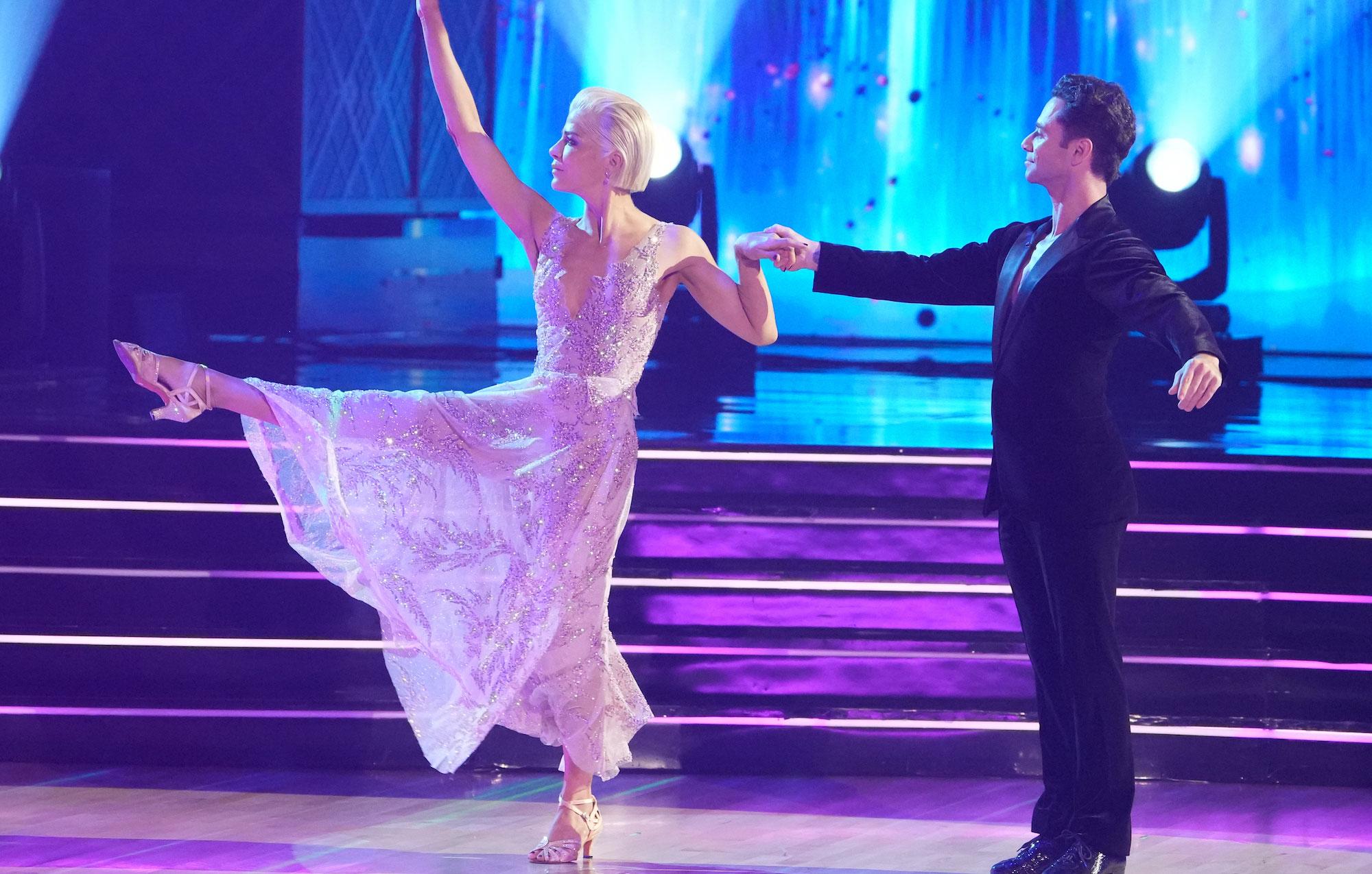 selma blair drops out of dancing with the stars over health woes