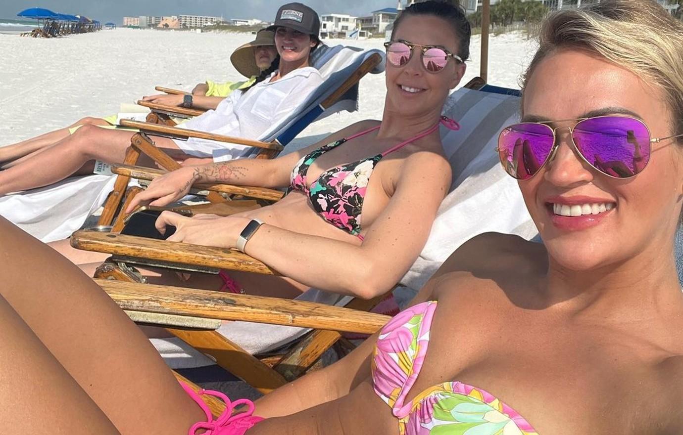 Carrie Underwood Bonds With Sisters-In-Law During Florida Trip: Photos