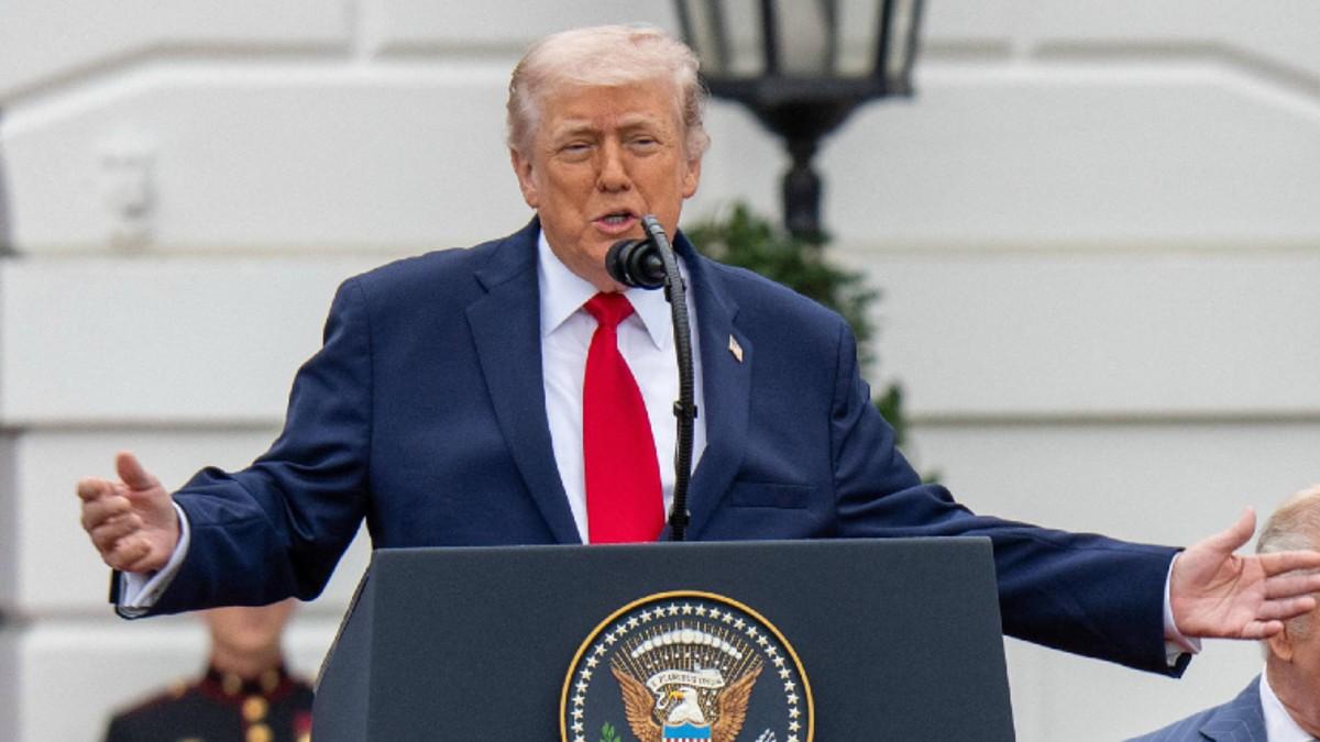 image of Jimmy Kimmel is in a feud with Donald Trump. 