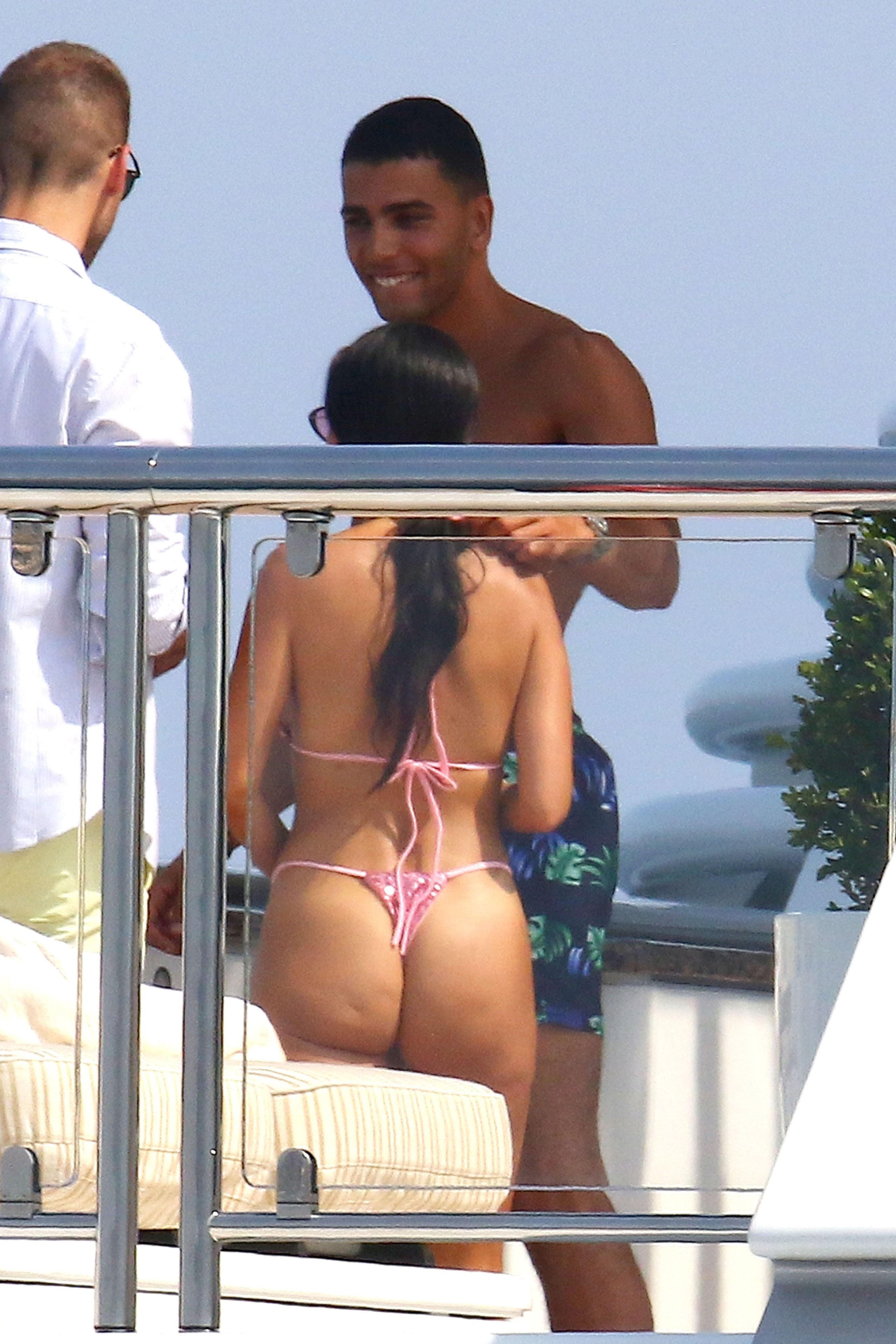 Kourtney Kardashian shows off her sexy bikini body while relaxing on a yacht