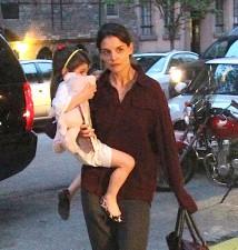 2010__04__Katie_Holmes_April6_1162 214×225.jpg