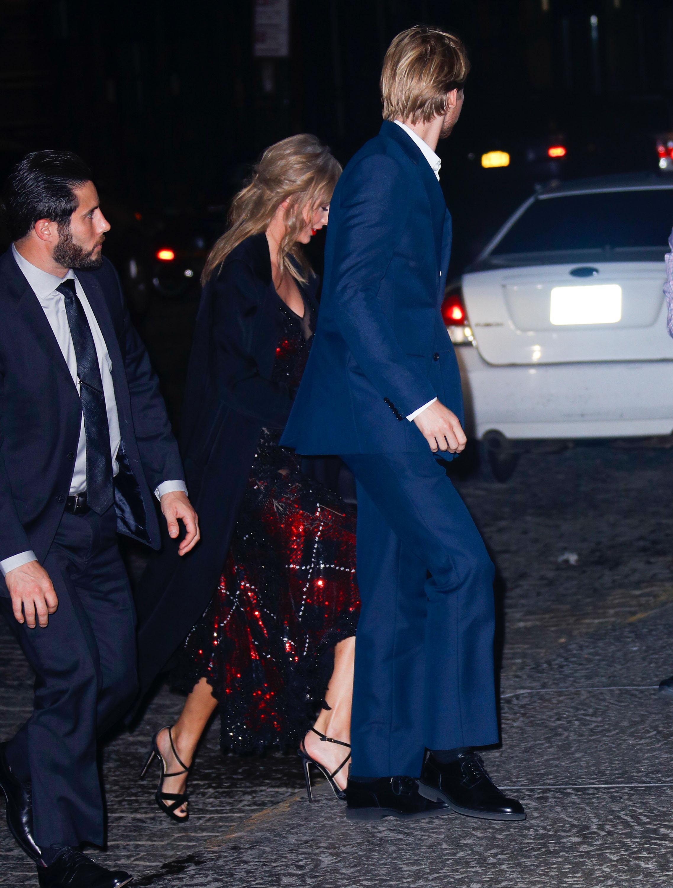 Taylor Swift holds hands with Joe Alwyn as they return to their apartment in New York