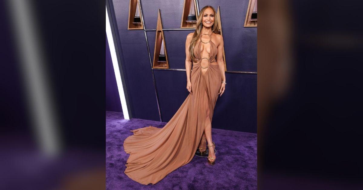 Photo of Jennifer Lopez's necklace said 'Jennifer' when flipped. 