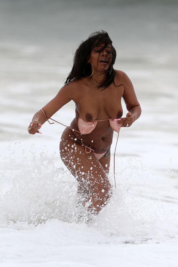 Almost Naked Sundy Carter Has Shocking Wardrobe Malfunction While