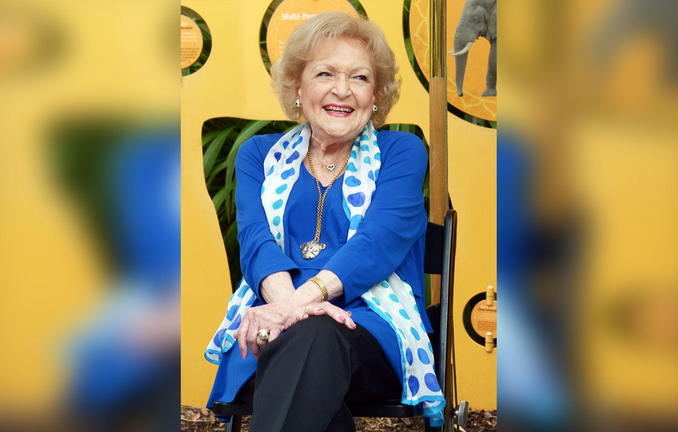 https://media.okmagazine.com/brand-img/Y9sQAvTxu/0x0/betty-white-gallery1-1644527684388.jpg