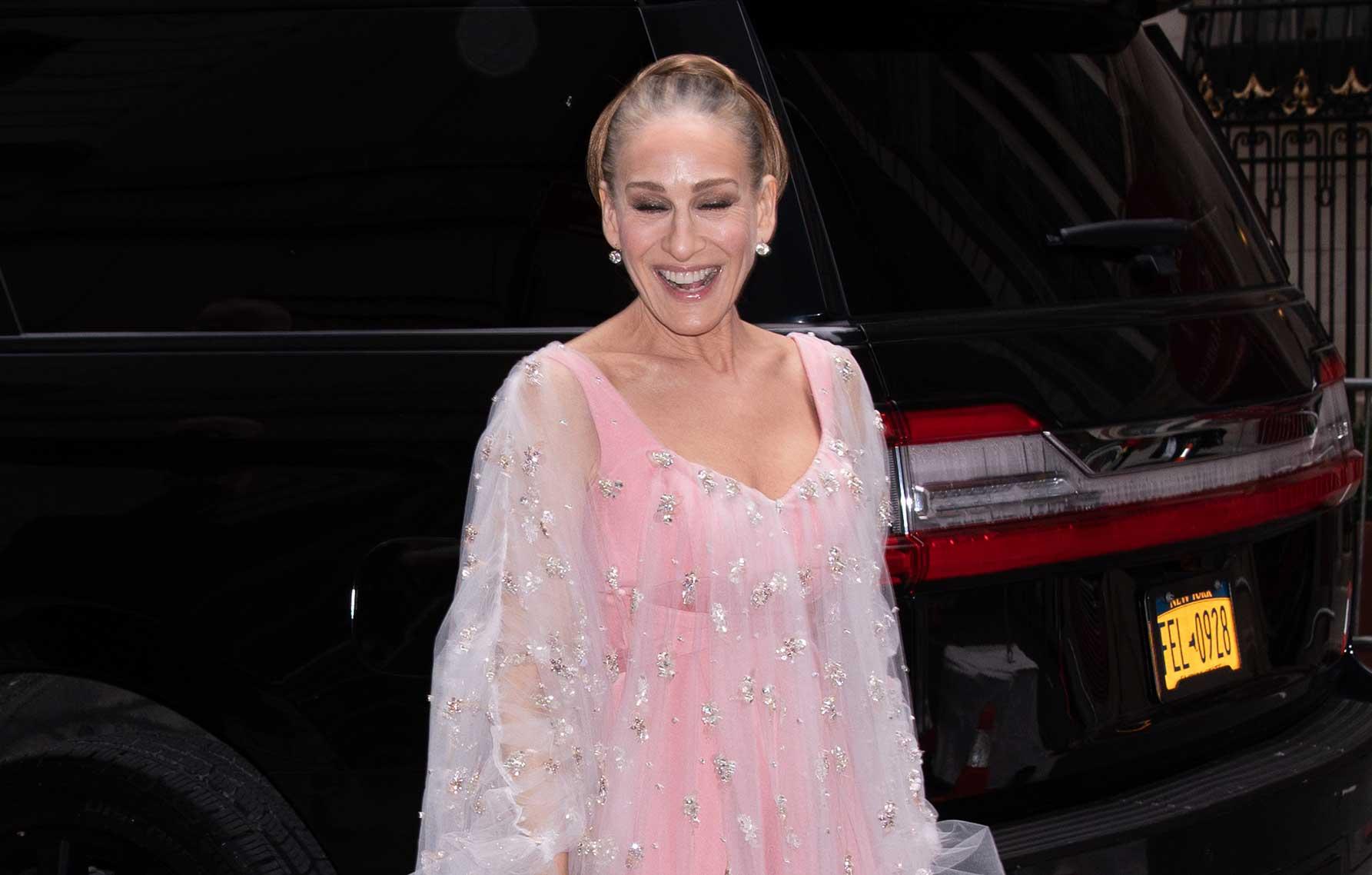 downcast sarah jessica parker spotted out for first time since revealing heartbreaking death of stepfather