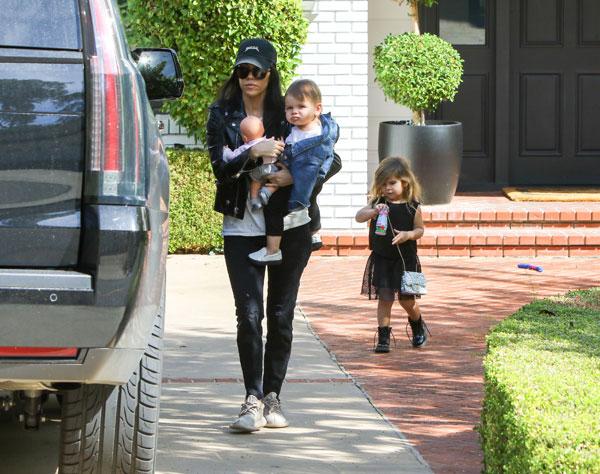 kourtney kardashian babysitting kids scott disick partying dad