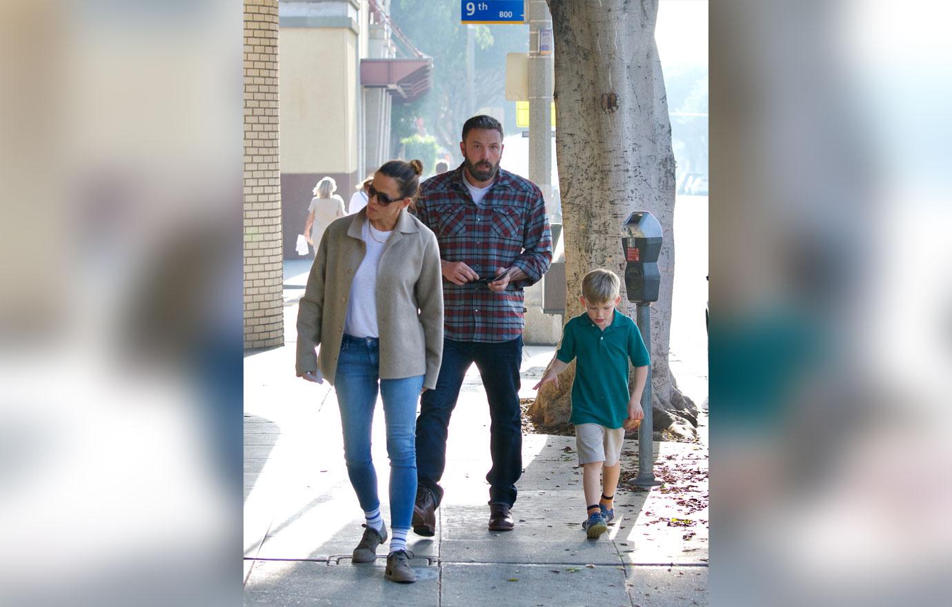 Ben Affleck  and Jennifer Garner going together with their son for ice cream