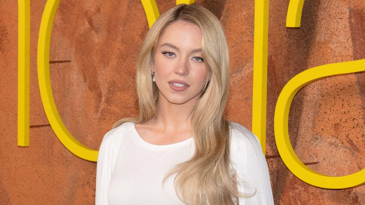 Photo of The ladies pretended like the other didn't exist while posing for photos.