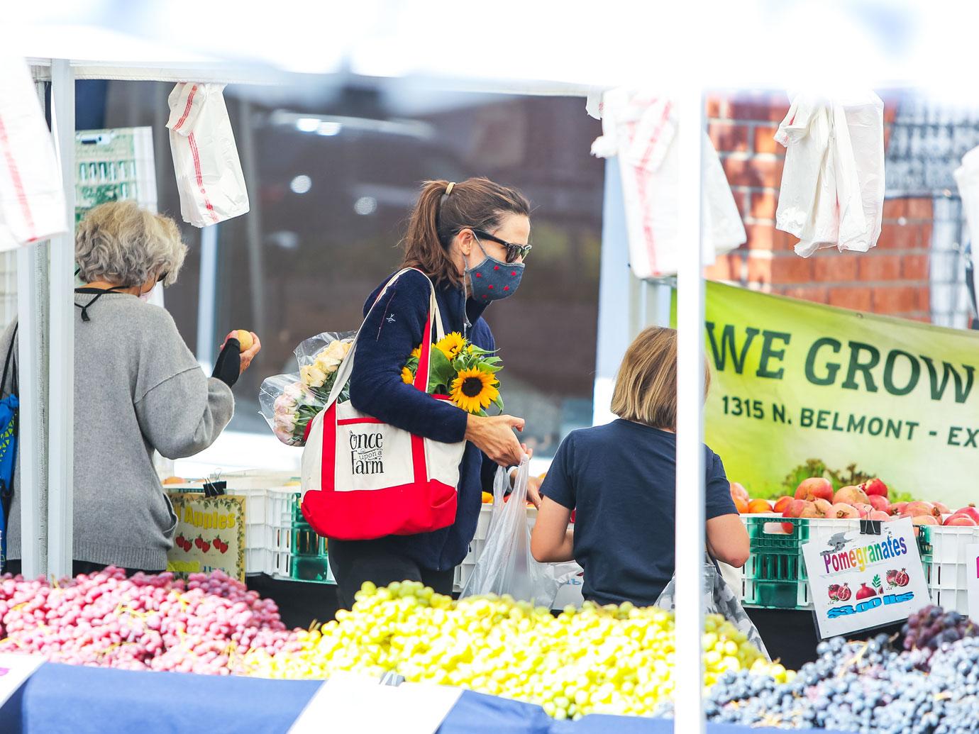 jennifer garner shopping at farmers market